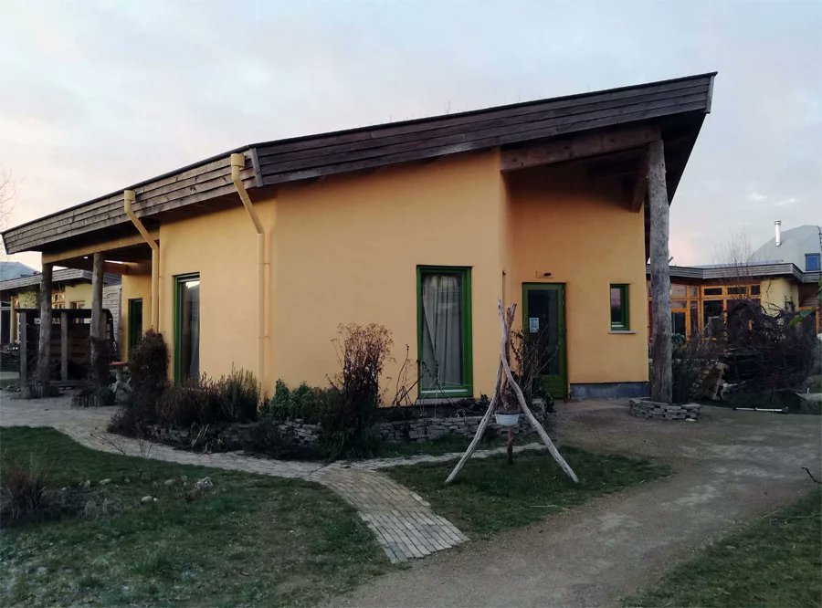 5 en 6 oktober is ons gemeenschapsgebouw Het Middenhuis pop-up winkel met dameskleding voor slechts 1 euro/stuk. Opbrengst gaat naar een goed doel!Andere crowdfunding gebeurt middels een heerlijk diner en zondagochtend met mantra-zingen. Lees hier alles: aardehuis.nl/index.php/nl/n…