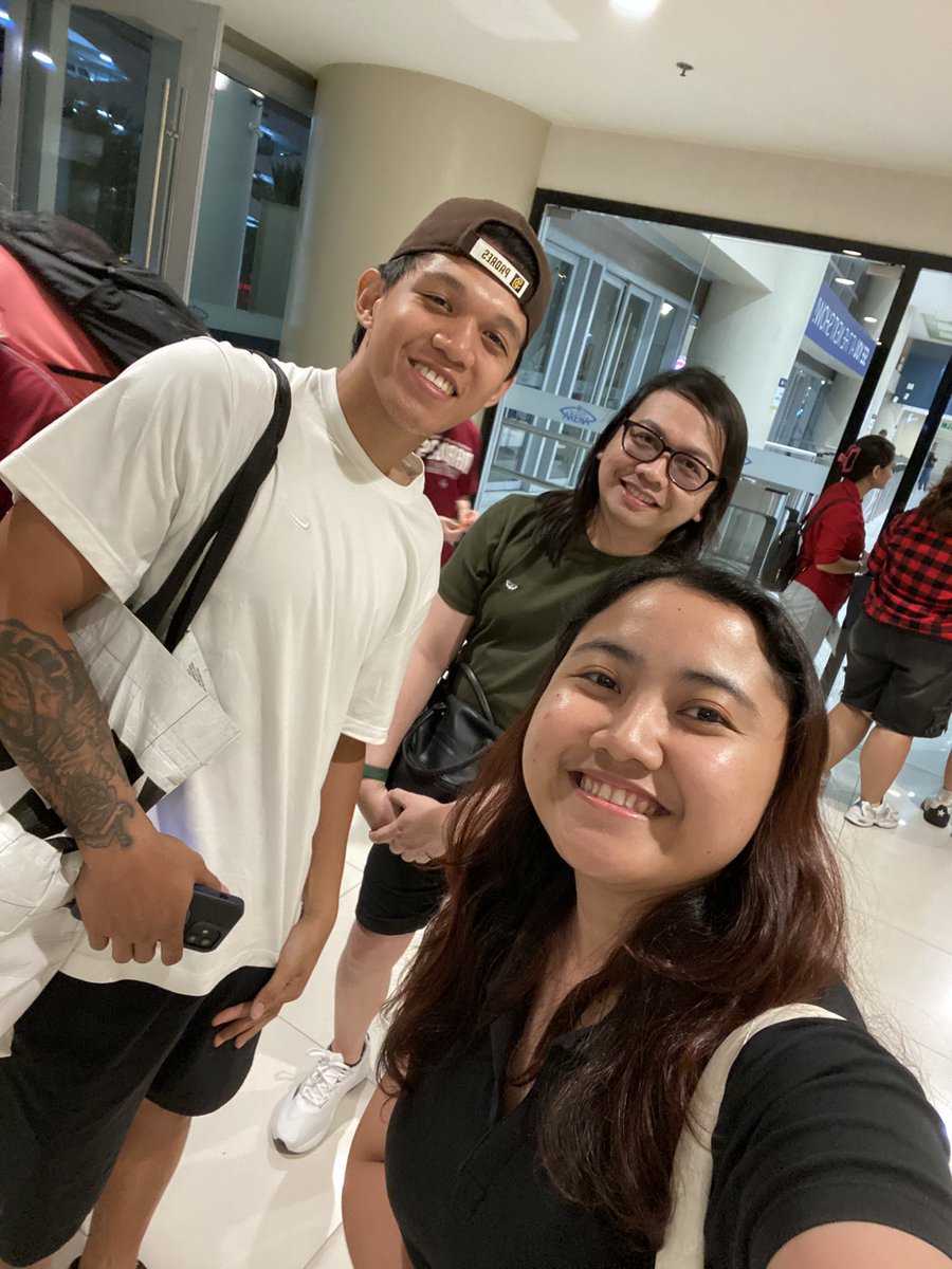 jay_e08's tweet photo. Congrats boys! @upmaroonclub @upmbt First time watching live! Lucky to see some players. Thank you!❤️✊#UPFight

JD - Super pogi &amp; bagay yung buhok.
Janjan - the golden boy! super nice &amp; cute
Gerry - Super nice and gwapo sa personal!
QMD - Gentle Giant and pogiii https://t.co/Ca5M80JVRu