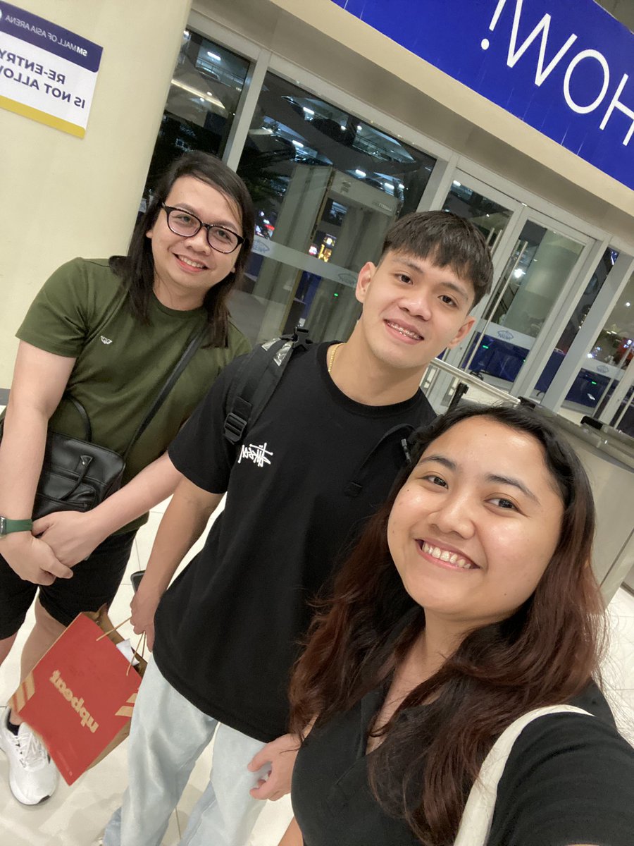 jay_e08's tweet photo. Congrats boys! @upmaroonclub @upmbt First time watching live! Lucky to see some players. Thank you!❤️✊#UPFight

JD - Super pogi &amp; bagay yung buhok.
Janjan - the golden boy! super nice &amp; cute
Gerry - Super nice and gwapo sa personal!
QMD - Gentle Giant and pogiii https://t.co/Ca5M80JVRu