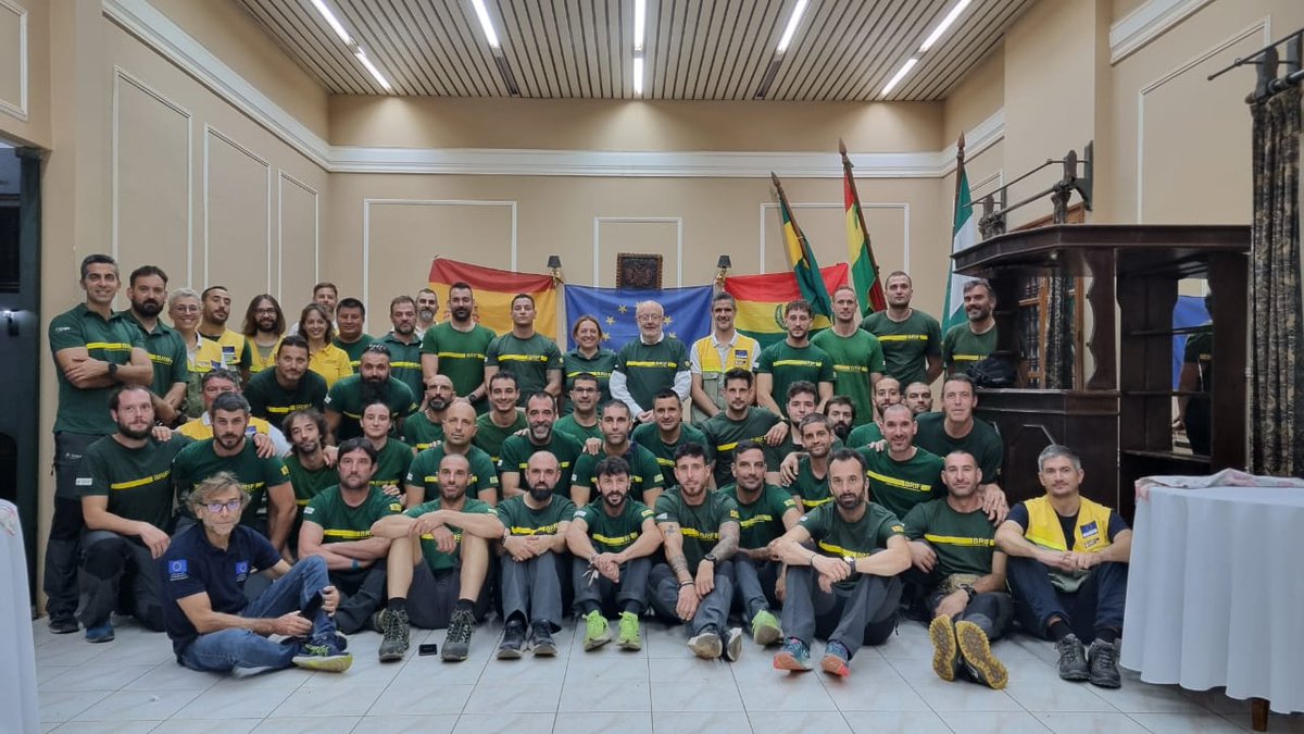 Embajada de España en Bolivia (@embajadaesplpaz) on Twitter photo El embajador🇪🇸<a href="/GarciaCasasF/">Fernando Garcia Casas</a> se ha reunido con los equipos #LasBRIFconBolivia🇧🇴 y FAST en Concepción, desde donde combaten el incendio de Monte Verde, para conocer la situación y agradecer de ❤️su eficacia y solidaridad.
<a href="/MAECgob/">Ministerio de Asuntos Exteriores, UE y Cooperación</a> <a href="/mitecogob/">Transición Ecológica y Reto Demográfico</a> <a href="/ECHO_LatAm/">EU Humanitarian Aid | Latin America & Caribbean</a>
🇪🇺🇪🇦🤝🇧🇴 El embajador🇪🇸<a href="/GarciaCasasF/">Fernando Garcia Casas</a> se ha reunido con los equipos #LasBRIFconBolivia🇧🇴 y FAST en Concepción, desde donde combaten el incendio de Monte Verde, para conocer la situación y agradecer de ❤️su eficacia y solidaridad.
<a href="/MAECgob/">Ministerio de Asuntos Exteriores, UE y Cooperación</a> <a href="/mitecogob/">Transición Ecológica y Reto Demográfico</a> <a href="/ECHO_LatAm/">EU Humanitarian Aid | Latin America & Caribbean</a>
🇪🇺🇪🇦🤝🇧🇴