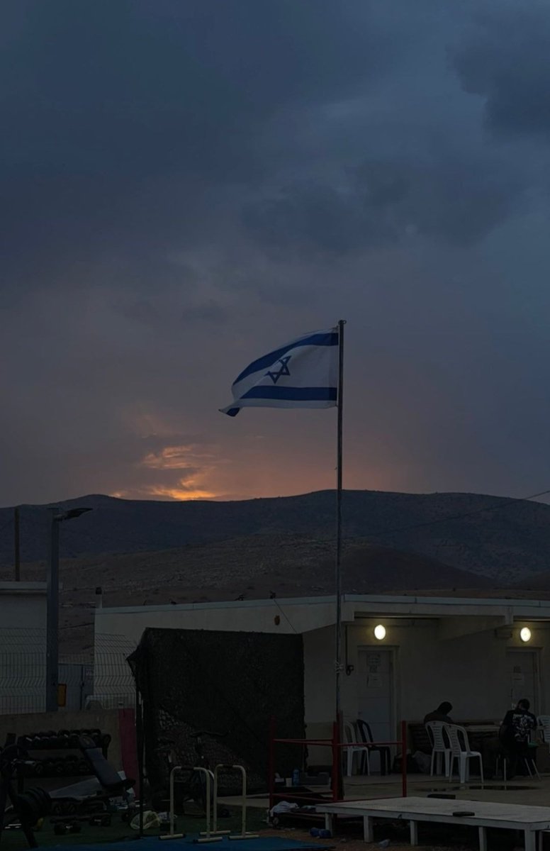 Gökyüzünde gururla dalgalanan bayrağımız, karanlık bulutların arasından yükselen bir ulusun direncini ve sarsılmaz iradesini simgeliyor 💙🤍 🇮🇱🇮🇱