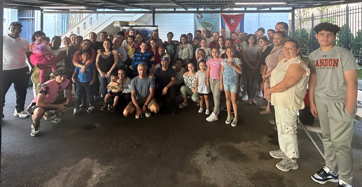 El colectivo de la Misión cubana en EE.UU. celebra el aniversario 64 de la constitución de los CDR. 🇨🇺 #JuntosXCuba  #TumbaElBloqueo