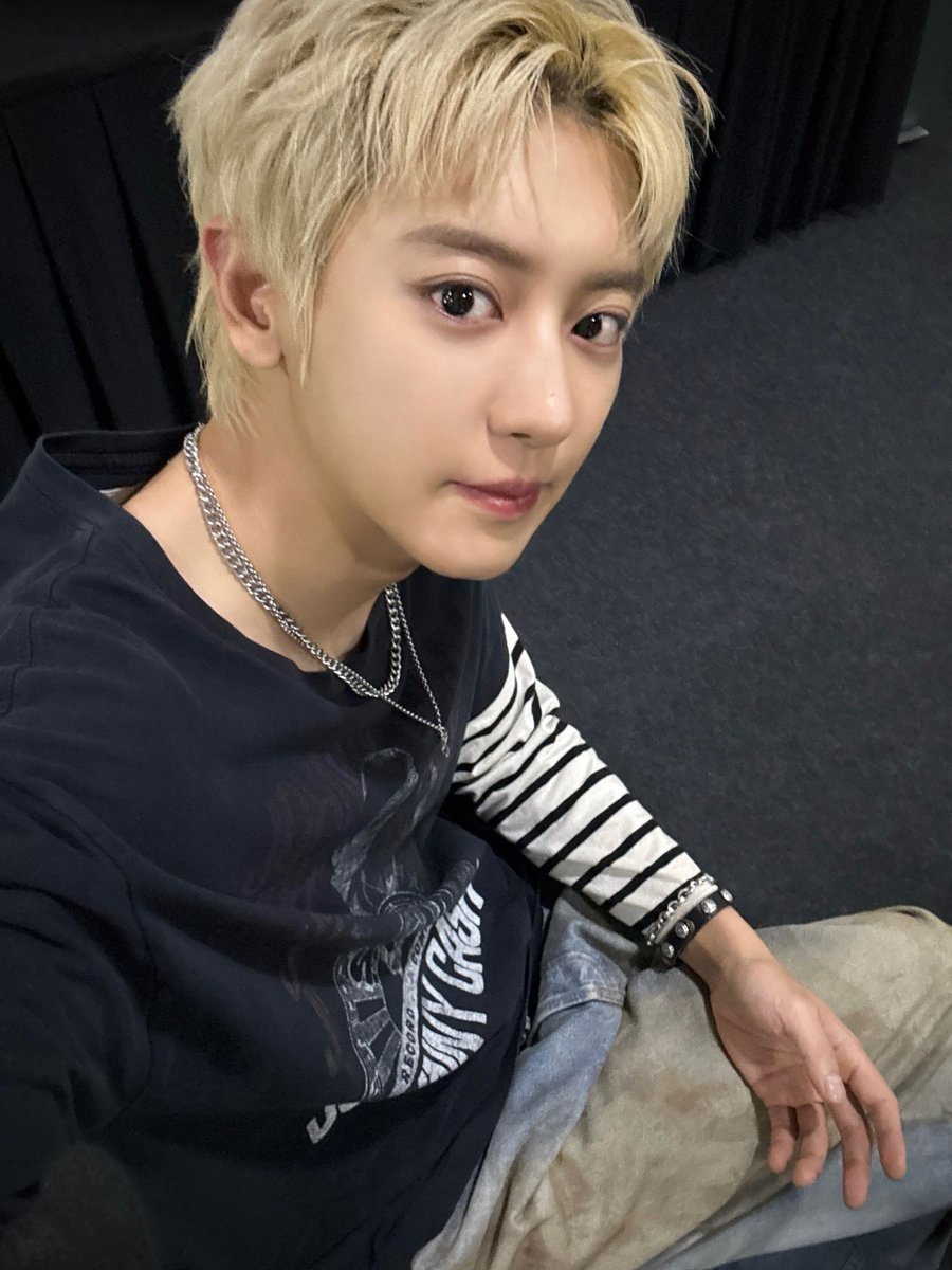 EXO tweet media