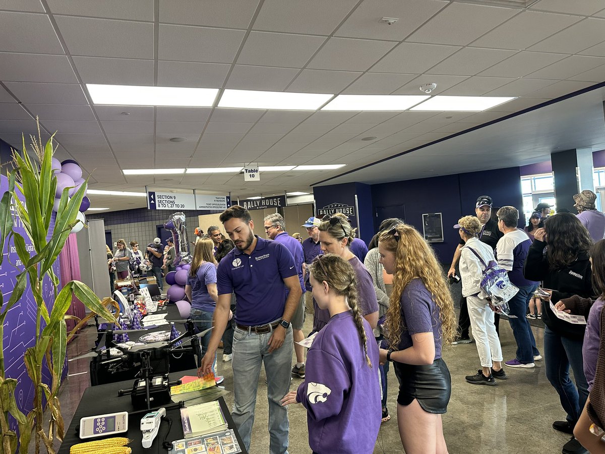 bosche_leonardo's tweet photo. Excited to be part of #CelebrateAgricultureDay at @KState for the second year! Grateful for the opportunity to showcase our #DigitalAg research and its potential to shape the future of farming. 🌽🚜 #Agriculture #PrecisionAg https://t.co/1erjifT0EK
