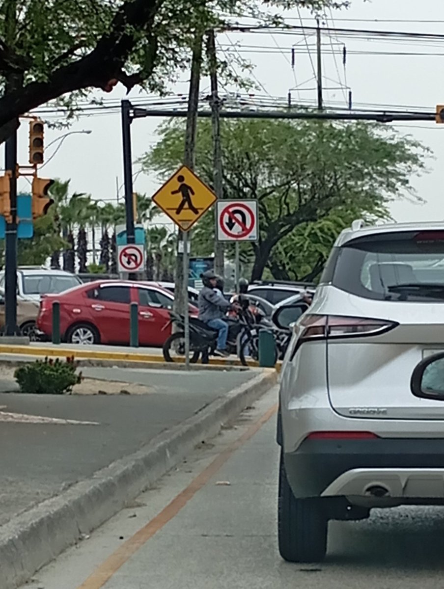 willyreport's tweet photo. @ATM_Transito su ayuda por favor en el semáforo de mall del norte está colapsado y no hay ni un solo vigilante https://t.co/dLzUVBARVW