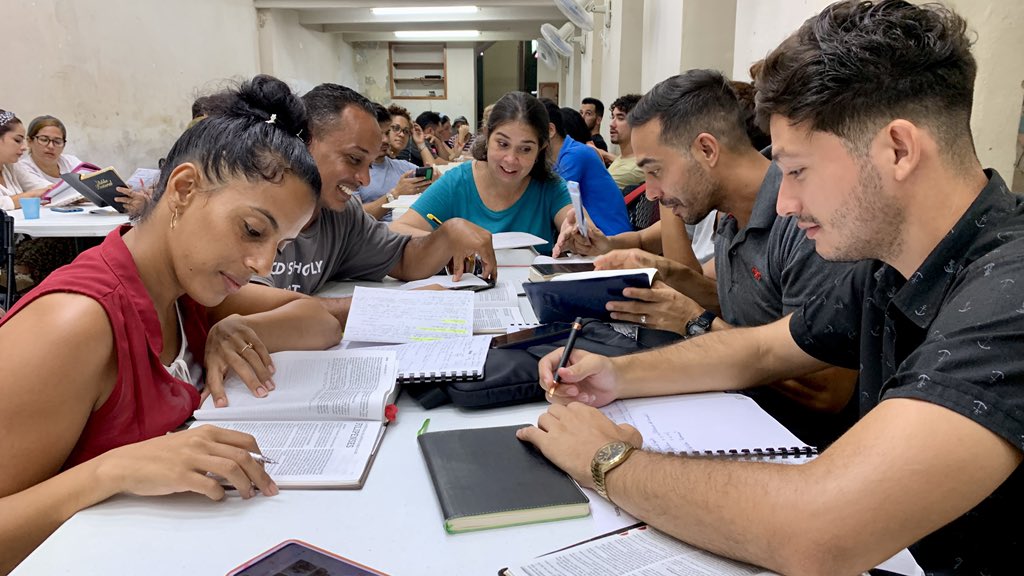 Pastor_Vanier's tweet photo. Segundo sábado de Plan Habana: un entrenamiento en el manejo de las escrituras con @PredicaFiel ,equipando a trabajadores del Evangelio. https://t.co/TxvRT65bTz
