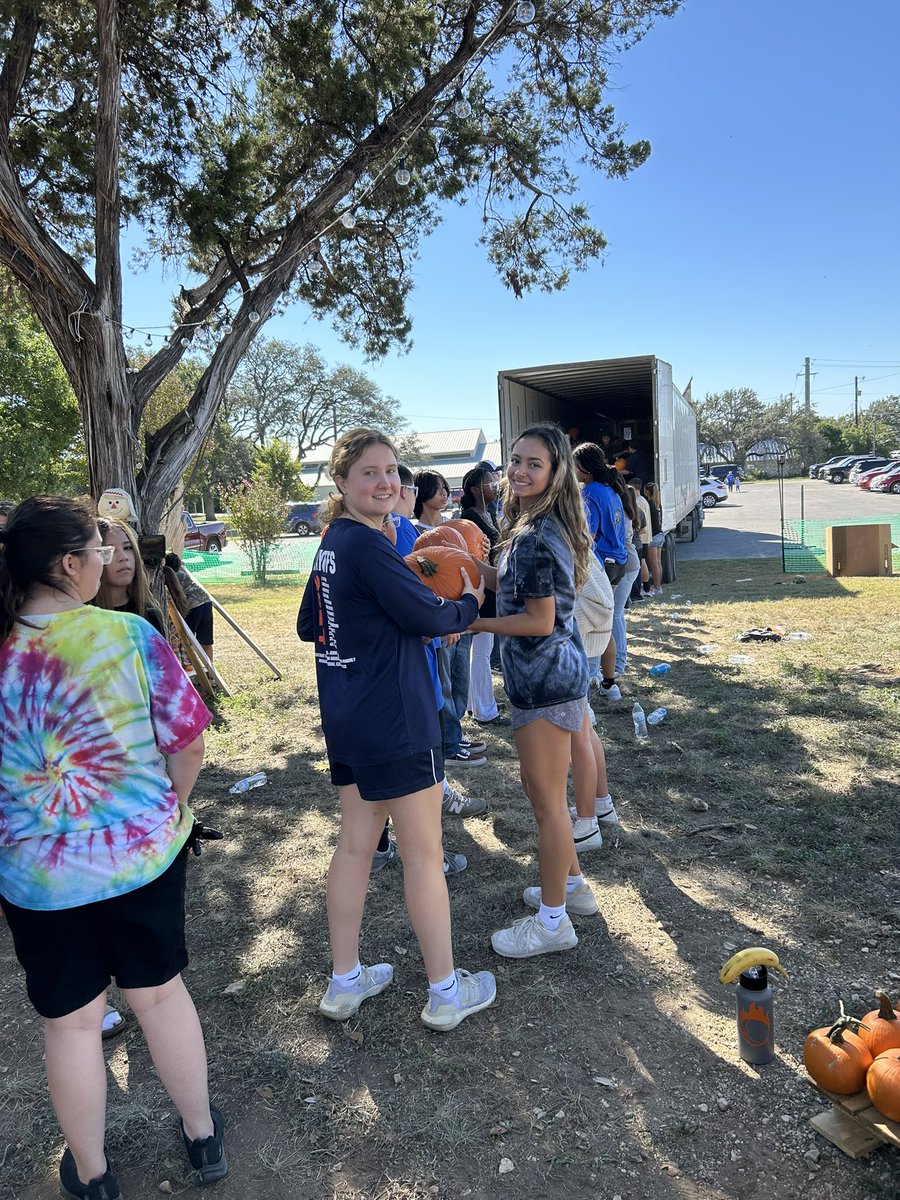 bhsorangeball's tweet photo. Had a great time volunteering at the Helotes Hills United Methodist Church Pumpkin Patch this morning! Handled a LOT of pumpkins and got a semi workout in! 🍂🍁🎃 #family @danaperry73 @Coach_KLewis @BroncosBrandeis @NISDBrandeis https://t.co/oKroUs9o84