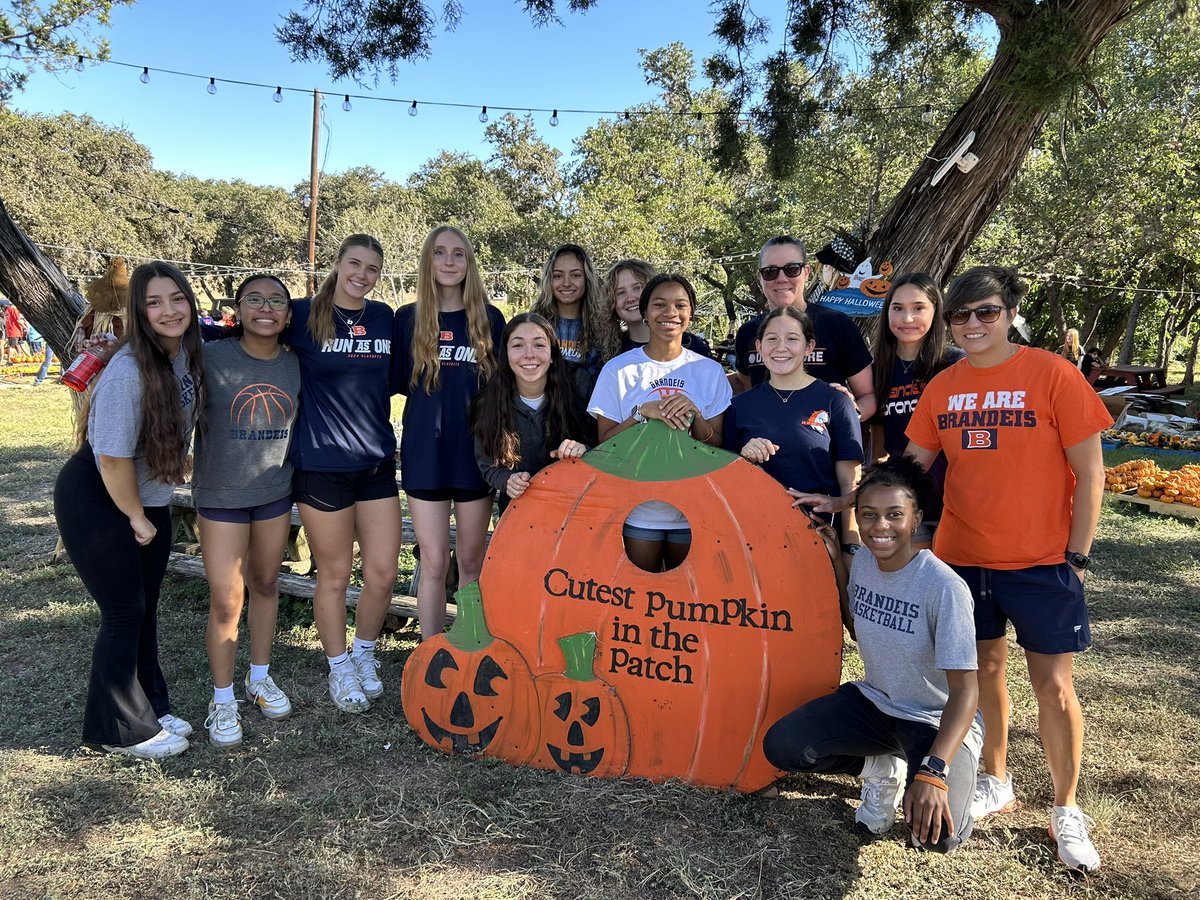 bhsorangeball's tweet photo. Had a great time volunteering at the Helotes Hills United Methodist Church Pumpkin Patch this morning! Handled a LOT of pumpkins and got a semi workout in! 🍂🍁🎃 #family @danaperry73 @Coach_KLewis @BroncosBrandeis @NISDBrandeis https://t.co/oKroUs9o84