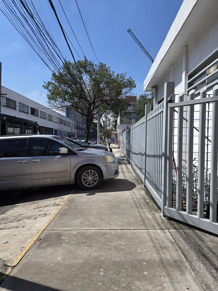 tonatzinC's tweet photo. @UCS_GCDMX @LaSEMOVI @martibatres @AlcCuauhtemocMx Y esto sigue, sigue y seguirá. Tuvimos que entrar a pedir que movieran los autos porque la cabeza no les da para darse cuenta que es banqueta y estorban. https://t.co/LGcIL9jJl6