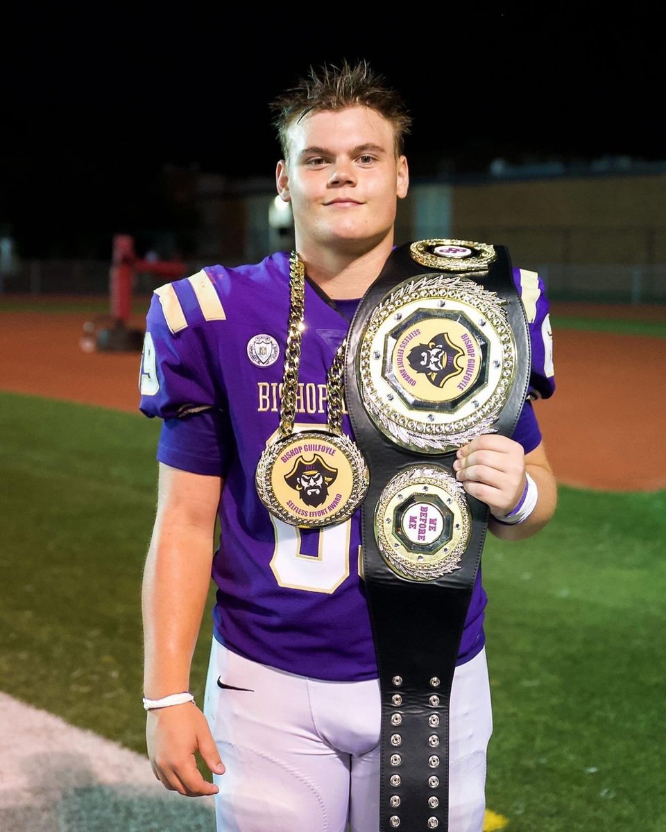 Week 5 Unsung Hero is DL/RB- Jesse Georgiana 💪🏼
Bishop Guilfoyle Football Selfless Effort Award. Awarded to the unsung hero of the game whose complete effort may not show up on the stat sheet, but directly contributed to the team’s win. #WEbeforeme 🏴‍☠️🏆