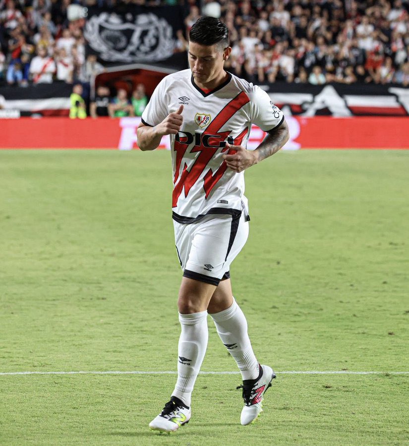 🌟🇨🇴 James Rodríguez fue elegido el MEJOR JUGADOR DEL PARTIDO en su debut como titular con la camiseta del Rayo Vallecano.

Crack.