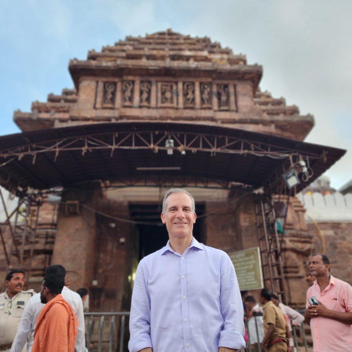 Visited the incredible Jagannath Temple in Puri—a nearly 1000-year-old marvel by the Bay of Bengal. Watching priests climb the 65-meter tower for the nightly flag change was truly breathtaking. The streets of Puri with artists preparing for Durga Puja, captures the vibrant spirit