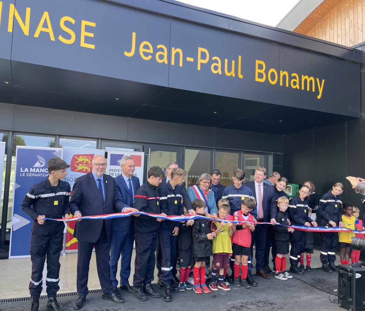 StTRAVERT's tweet photo. 1-  A #PortbailSurMer le Gymnase Jean-Paul Bonamy s’est paré de ses nouveaux équipements et rénovations pour accueillir les associations sportives, les clubs et les écoles. La pratique du sport est intergénérationnelle ! Bravo à @BouryFred, Maire et son équipe municipale. 🏅🏓⚽️ https://t.co/10H77bb32p