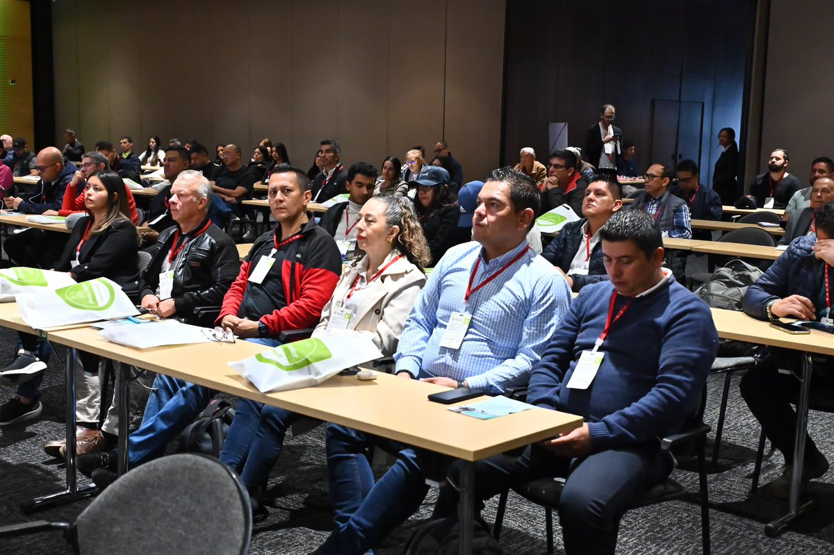 camaracomerbog's tweet image. En la instalación se destaca la labor de la @camaracomerbog con la iniciativa #ClusterLogística frente a la articulación del sector en la región y el compromiso e impulso de la sostenibilidad y las nuevas tecnologías.