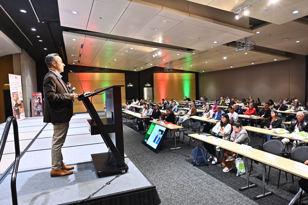 camaracomerbog's tweet image. En la instalación se destaca la labor de la @camaracomerbog con la iniciativa #ClusterLogística frente a la articulación del sector en la región y el compromiso e impulso de la sostenibilidad y las nuevas tecnologías.