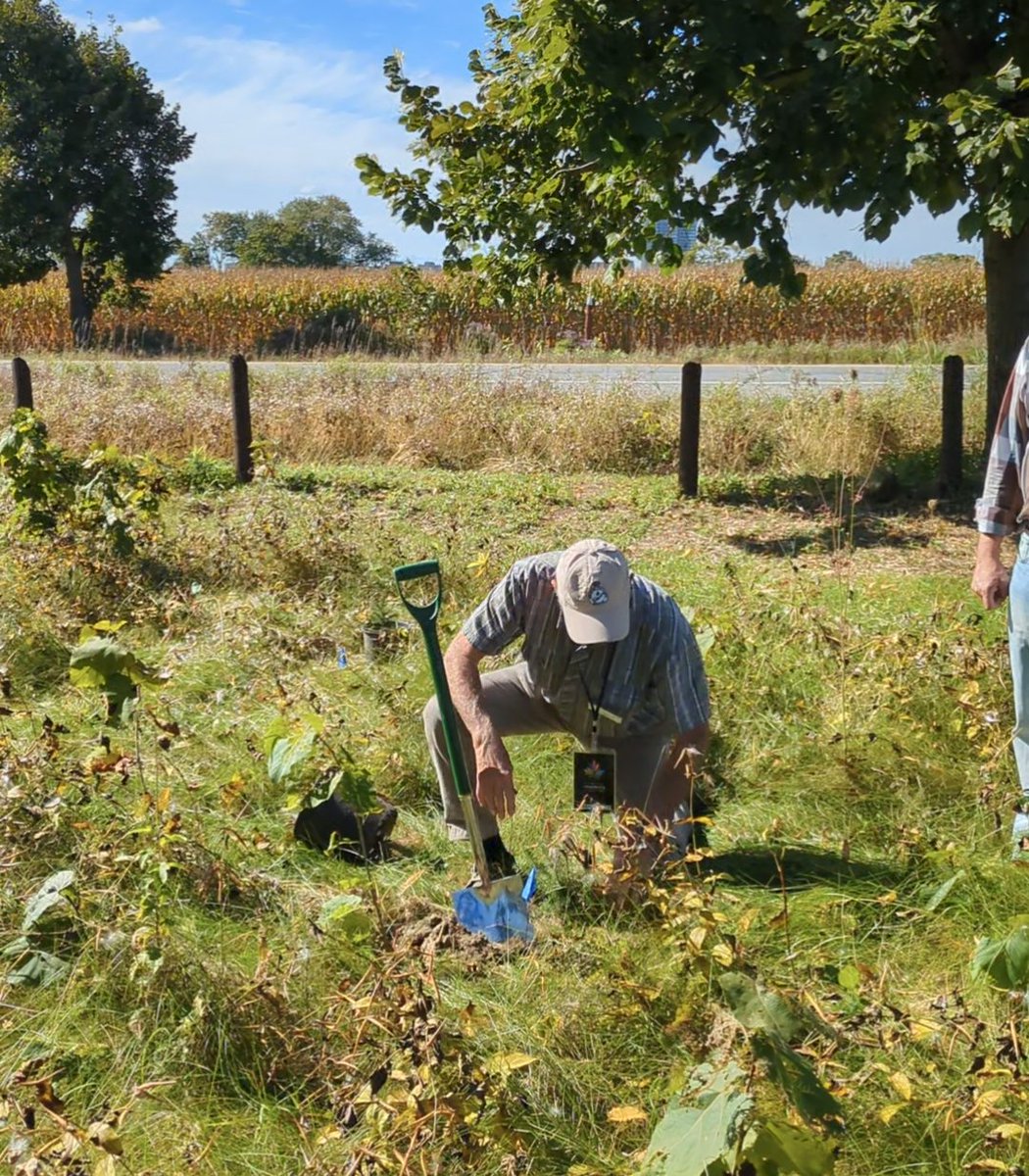 957ELMNTFM's tweet photo. Here's a 🧵 of just some of the awesome things going on at the @CANADENSISCBGS Fall Celebration at the Experimental Farm (K2C 3K1 at Hartwells Locks Lane) today!
Let's start with the tree planting ceremony 🌲
/?
#Canadensis #CanadensisGarden #FallCelebration https://t.co/lAueeOZIGJ