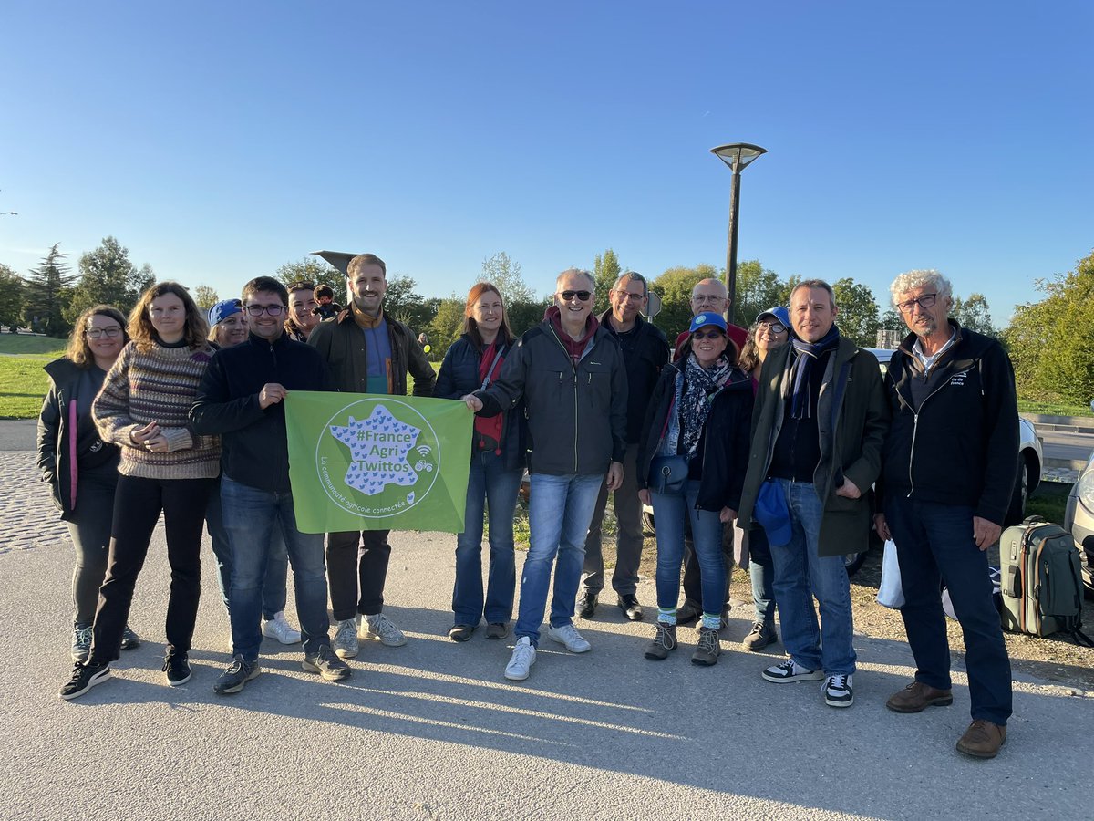 sevjeanneau's tweet photo. Fin de la 1ere journée avec visites d’une exploitation périurbaine et du lycée agricole de st germain en laye et une pause déjeuner dans le magnifique parc du château et .. un invité surprise @FrAgriKiki #FrAgTw https://t.co/HaWqxRGW0y