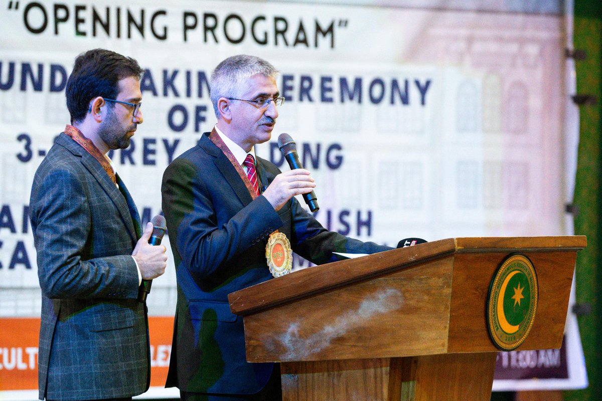 Törenin ilk bölümünde Bangsamoro Başbakanı Hacı Murat İbrahim,Eğitim Bakanı Muhacir İkbal ve diger bakanlar ile ögrencilerin yanı sıra Filipinler Büyükelçimiz Niyazi Evren Akyol,Cumhurbaşkanı Başdanışmanı Sayın İsrafil Kışla,önceki dönem vekillerimiz ve STK temsilcileri yer aldı.