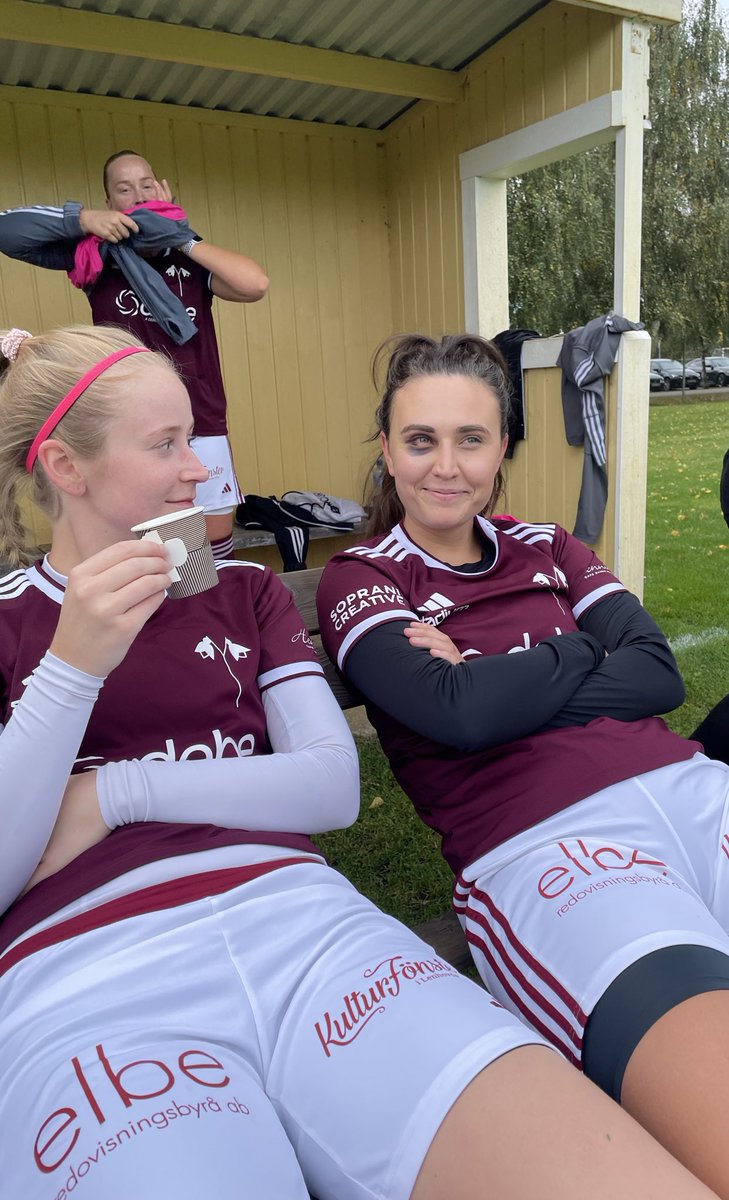 Idag spelade vi sista seriematchen. Hon i bakgrunden gjorde äkta hattrick. Hon med kaffekoppen stängde igen defensiven. Hon till höger lämnade i paus pga MMA i Halland. Bra dag.