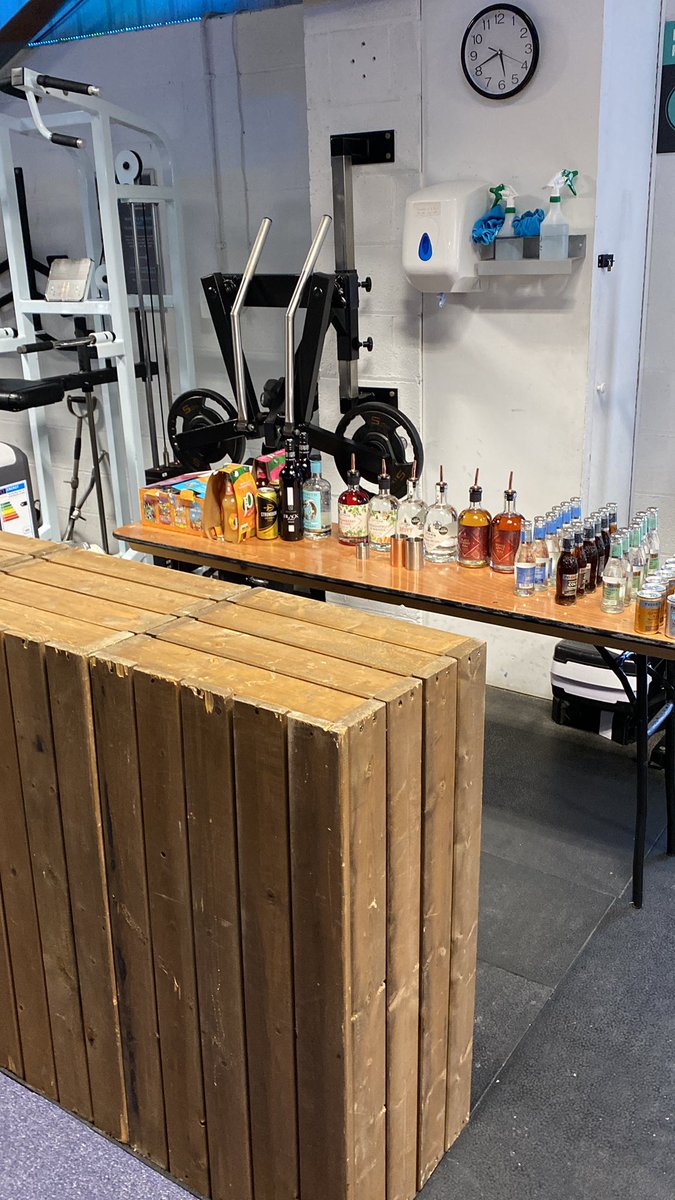 We are at Hello Fits 8th anniversary party, with a little pop up bar 🩵🍹🎉