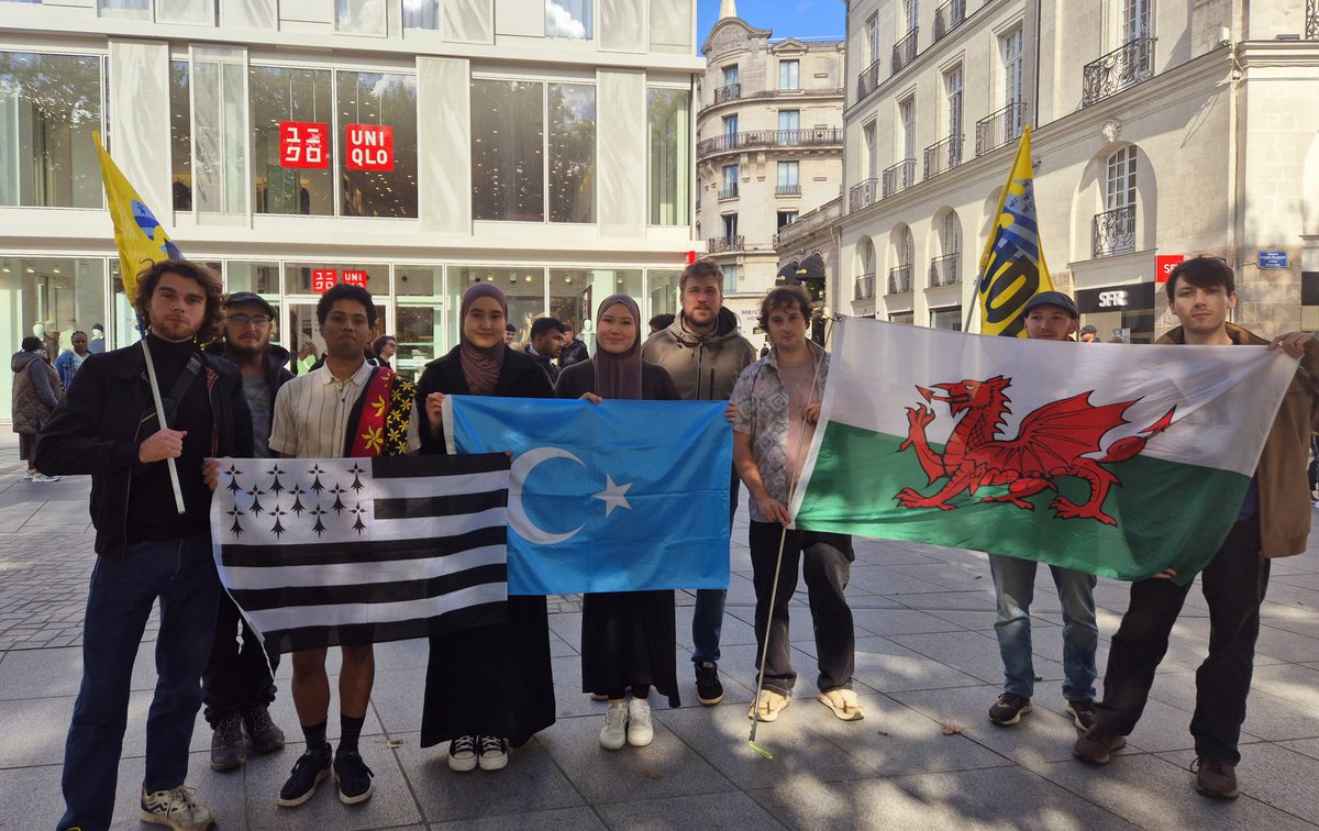 Action de l'<a href="/UDBJeunes/">UDB Yaouank</a> à #Nantes, devant <a href="/UNIQLO_France/">UNIQLO France</a>, qui a été complice du travail forcé et du génocide des Uyghurs en vendant des produits issus de leur exploitation ! 
Deux camarades Uyghurs ont fait le déplacement pour nous en parler 👇