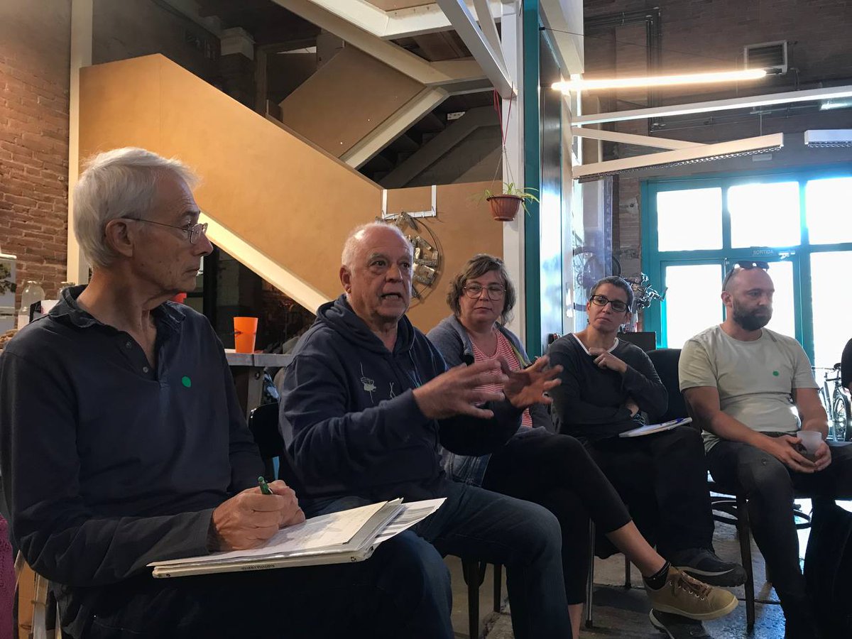XES_cat's tweet photo. 📸Aquest dissabte a Vic hem abordat les diferents visions sobre l'estratègia d'enxarxament a nivell territorial i local de l'#EconomiaSolidària i de la XES, on hem valorat aspectes com les xarxes locals o el @fessrural 

Una trobada imprescindible per créixer i enfortir-nos! ✊🏾 https://t.co/dTXZl7enBR