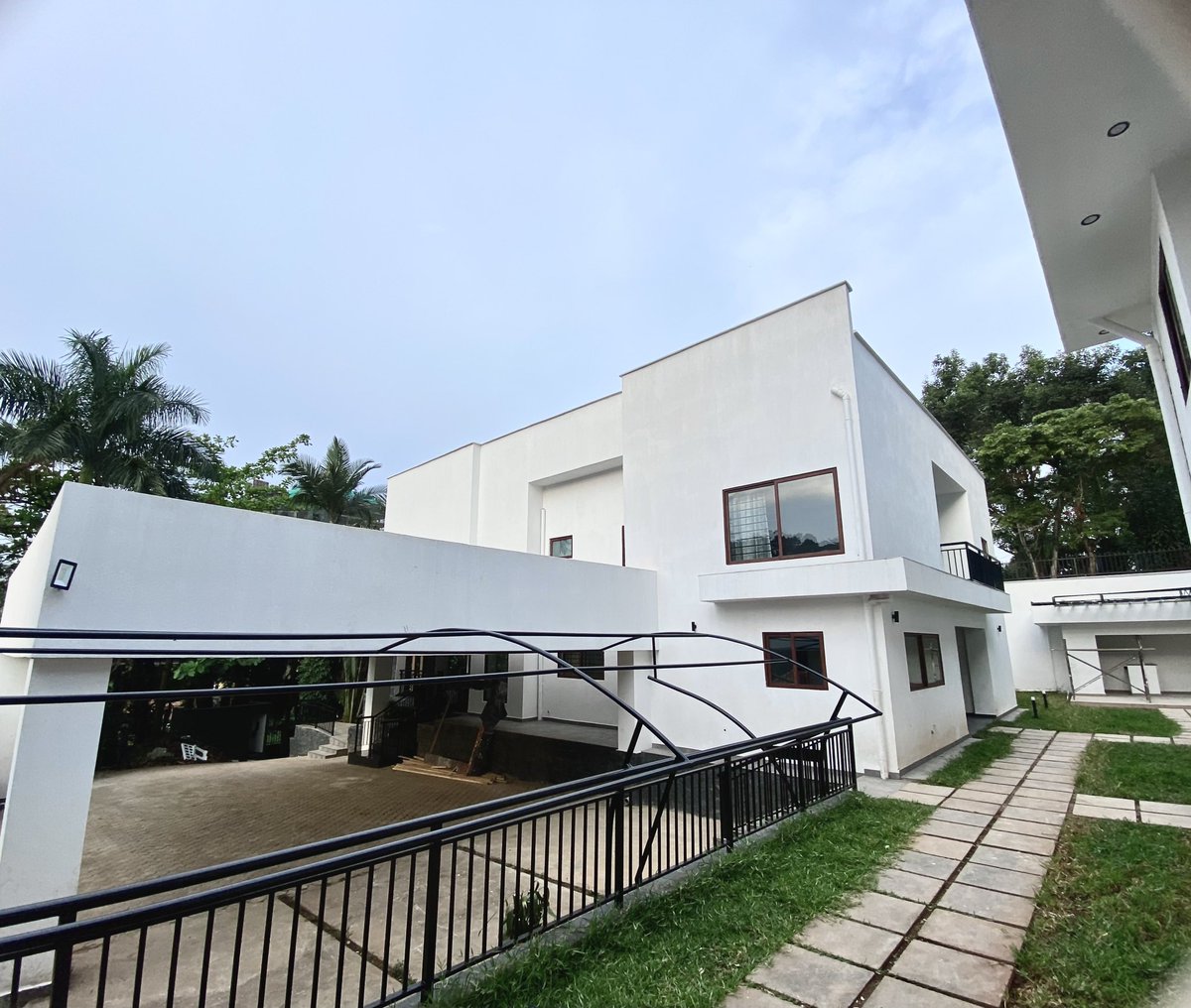 uganda53328's tweet photo. Step into a world of modern sophistication with this beautifully designed home, nestled in a tranquil neighborhood. Featuring clean lines, expansive windows that invite natural light. Every detail of this residence reflects elegance and contemporary living! https://t.co/n4e6JO9nVD