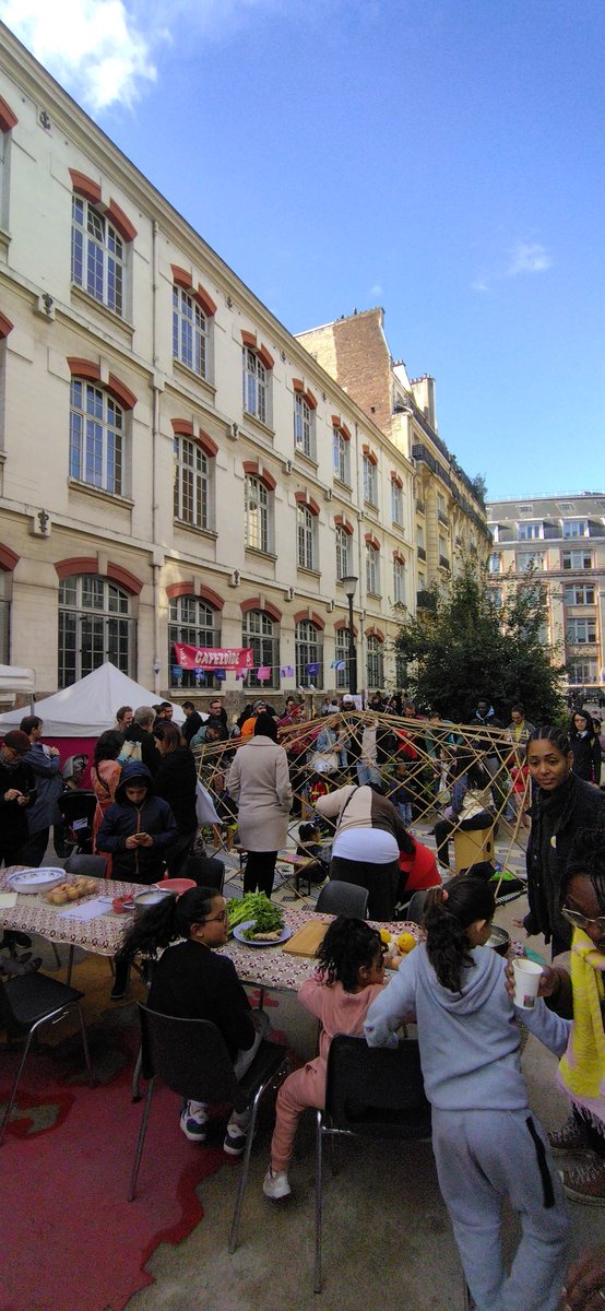 Une ville à hauteur d'enfants...on en a rêvé et maintenant c'est une réalité partout dans le 19e !

21 rues ont été piétonnisées pour les rendre aux enfants, mieux respirer aux abords des écoles et bâtir une ville inclusive joyeuse pour tous et toutes. 

On continue !