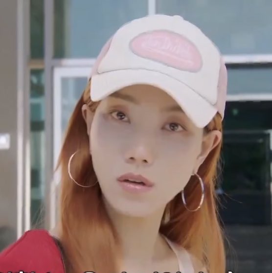 caoptx's tweet photo. 김신록 Y2K 폼 미쳤네 https://t.co/RpMC9AesUf