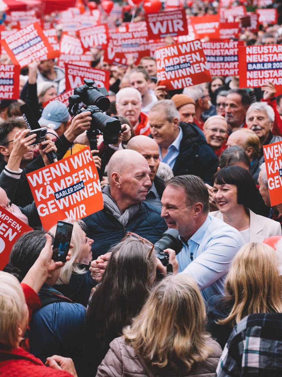 AndiBabler's tweet photo. Das war unser Wahlkampfabschluss am Viktor-Adler-Markt. Eines haben wir im vergangenen Jahr gezeigt: Die Sozialdemokratie ist eine stolze Bewegung, die sich vor nichts und niemandem fürchtet. Jetzt sind es weniger als 20 Stunden bis die Wahllokale öffnen. 1/2 https://t.co/kIV0g3xVS6