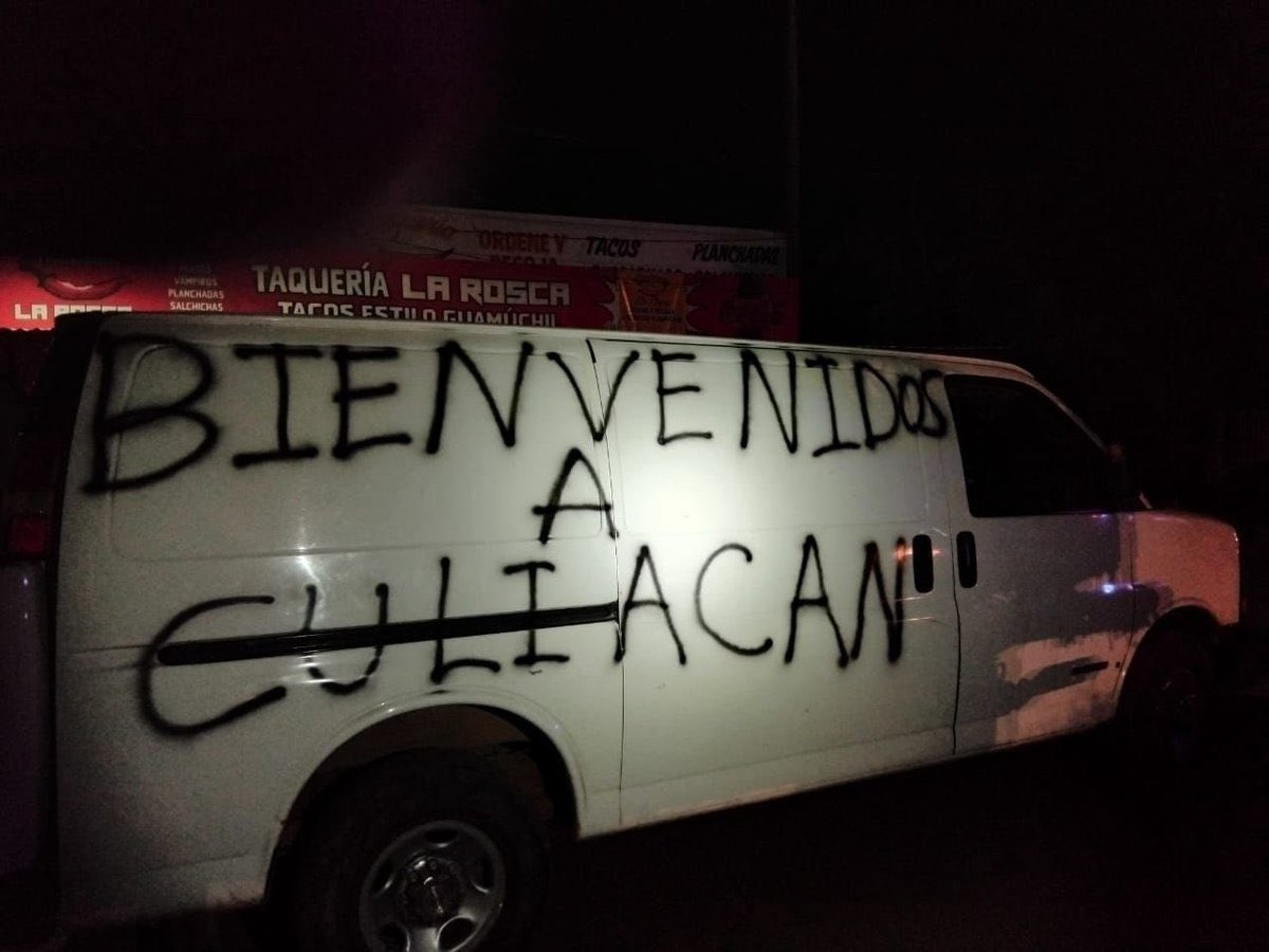 GlodeJo07's tweet photo. “Bienvenidos a Culiacán”

Así recibieron a AMLO y a Claudia Sheinbaum en Sinaloa, con una Van repleta de cuerpos.

21 días lleva la violencia allá en Sinaloa, VEINTIÚN DÍAS y AMLO y Sheinbaum llegan con un operativo de seguridad ENORME a inaugurar obras piteras, mientras que Culiacán ARDE, al igual que el resto del país.
