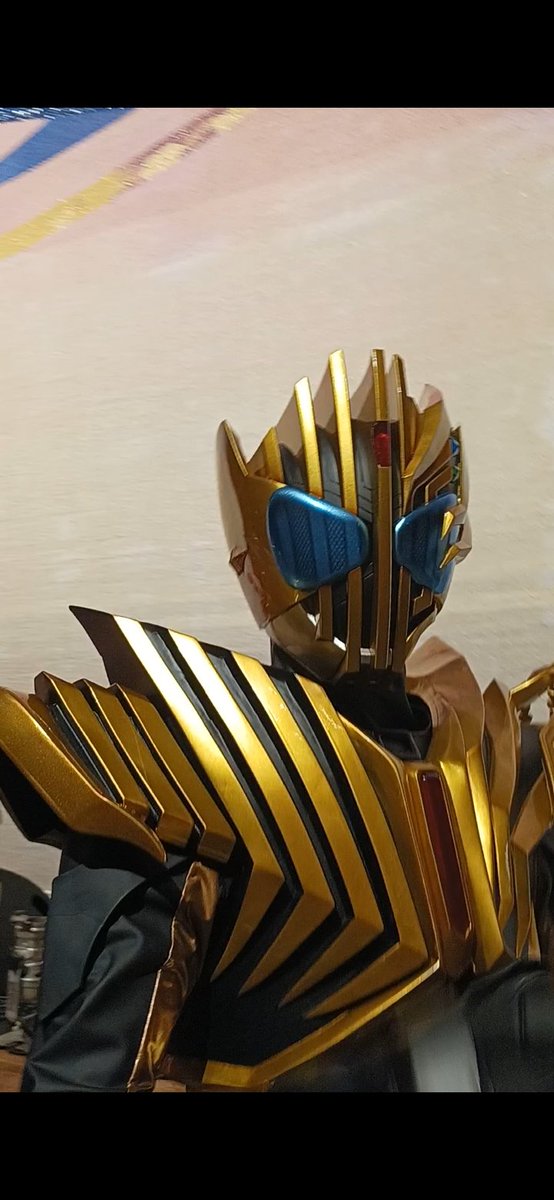 daichanjane_yo's tweet photo. ガッチャードファイナルステージ。後日談として楽しかった！レジェンド(カグヤ様)登場シーンは、自分も含めて会場が一番盛り上がってたな。ハイタッチしたお気に入りライダーと買ったもの。 https://t.co/tRqd4jWT7v