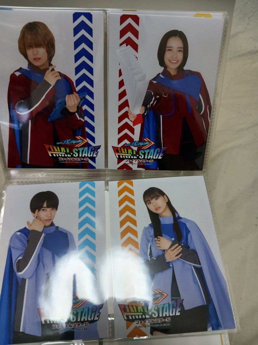 daichanjane_yo's tweet photo. ガッチャードファイナルステージ。後日談として楽しかった！レジェンド(カグヤ様)登場シーンは、自分も含めて会場が一番盛り上がってたな。ハイタッチしたお気に入りライダーと買ったもの。 https://t.co/tRqd4jWT7v