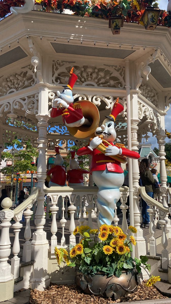 mark__bakker's tweet photo. #bootoyou it's a ghosttown outthere @DisneylandParis https://t.co/aUjZS64MPB