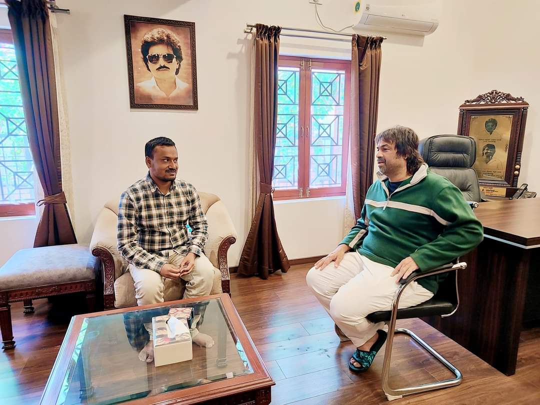 Madhu_Bangarapp's tweet photo. ವಿಶ್ವದ ಅತ್ಯಂತ ಕಿರಿಯ ಮುಖ್ಯೋಪಾಧ್ಯಾಯರಾದ ಶ್ರೀ. ಬಾಬರ್ ಅಲಿ ಅವರು ಇಂದು ನನ್ನನ್ನು ಭೇಟಿಯಾದರು...

#BabarAli #WorldsYoungestHeadmaster #Bangalore #Bengaluru #INCKarnataka #IndianNationalCongress #Jaicongress #Congress #EducationMinister #Karnataka
#Madhu_Bangarappa
#Team_Madhu_Bangarappa https://t.co/7qJE674lCQ