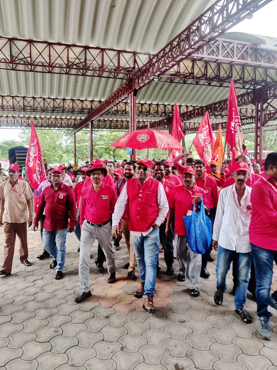 venupnair_nrmu's tweet photo. Today’s (28.09.2024) few captured glimpses from Chiplun (KR) at 13.30 hrs. ….🙏🏻🚩🚩🚩🚩 https://t.co/aYXbrauDBY