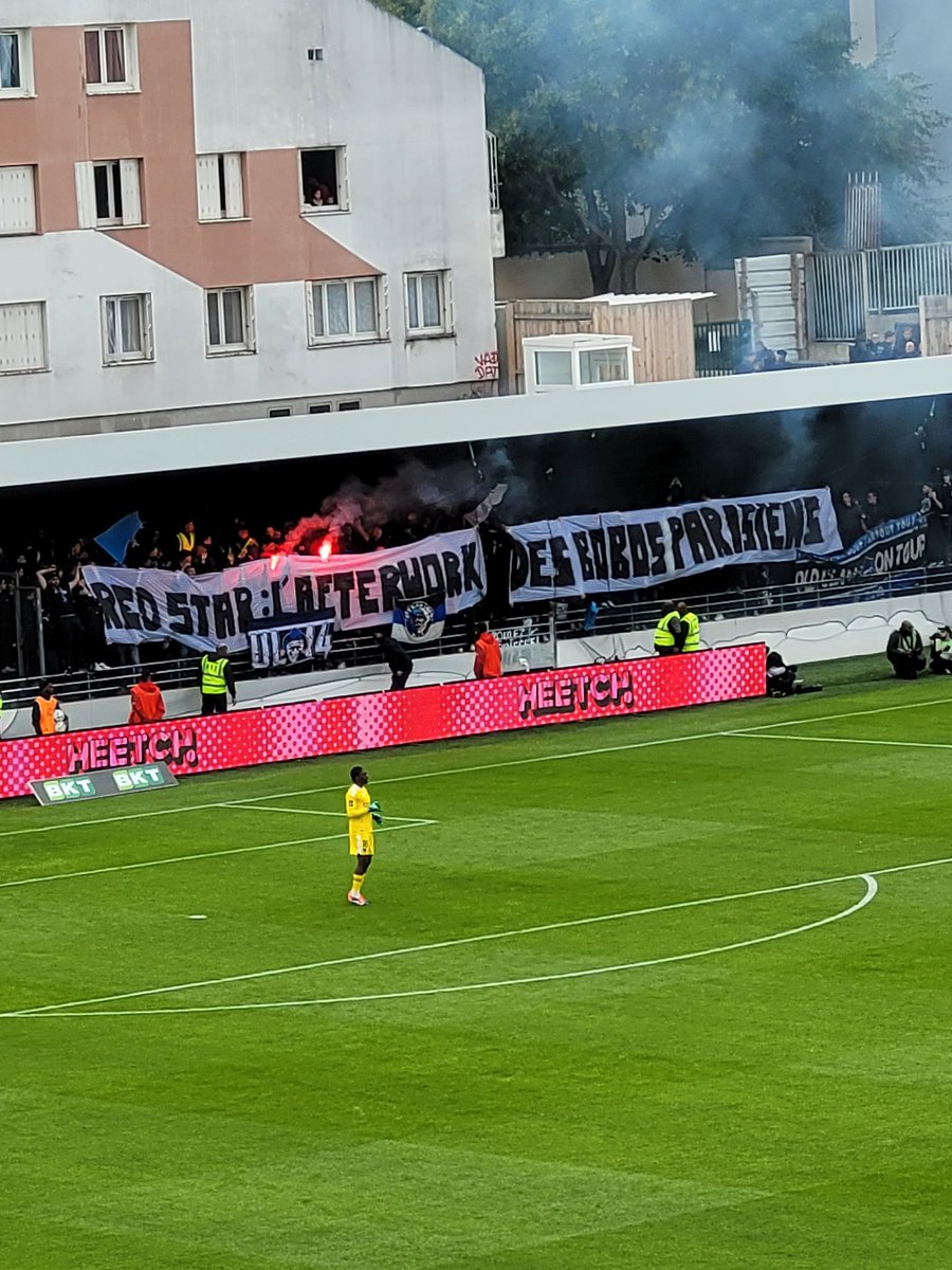 Au stade Bauer, le parcage du Paris FC a un petit message pour les supporters du Red Star
#REDPFC