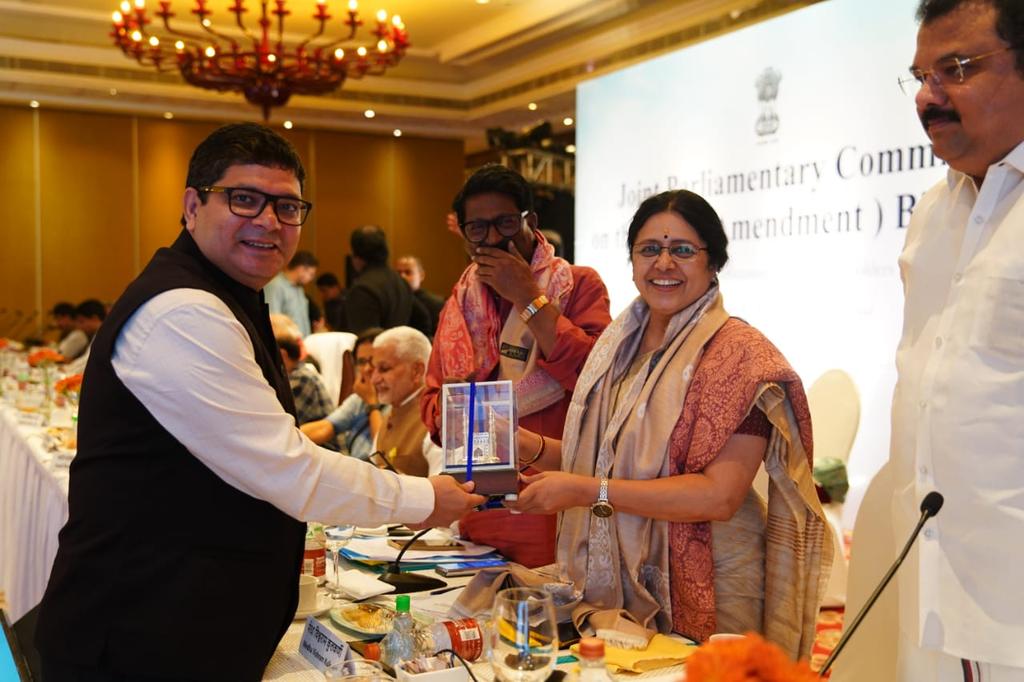 Medha_kulkarni's tweet photo. आज हैदराबादमध्ये वक्फ (संशोधन) विधेयक, 2024 वर गठित संयुक्त संसदीय समिती (JPC) ने तेलंगाना आणि आंध्रप्रदेश सरकारच्या अल्पसंख्यक मंत्रालय तसेच अल्पसंख्यक कल्याण बोर्डाच्या प्रतिनिधींशी विस्ताराने चर्चा करून त्यांचे पक्ष ऐकले.

*********************************************

Today, the Joint Parliamentary Committee(JPC) of the Waqf (Amendment) Bill, 2024 in Hyderabad held an extensive discussion with representatives from the Minority Ministry and the Minority Welfare Board of the Telangana and Andhra Pradesh governments, and listened to their perspectives.
#JPCMeeting #bjp4india #BJP4India #JPC #WaqfBoardBill #WaqfBill #WaqfActBill #Hyderabad 
#WaqfBoardAmendmentBill2024