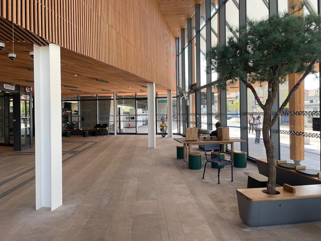 Marlene_Dolveck's tweet photo. Nouvelle gare à @VilledeCagnes ! Inaugurée en présence de @LouisNegreCSM et @cestrosi, ce projet audacieux redéfinit la mobilité dans la région
➕moderne et accueillant, ce hub multimodal est conçu pour accompagner le doublement du trafic d’ici 2035 https://t.co/mNHLGqDlBL