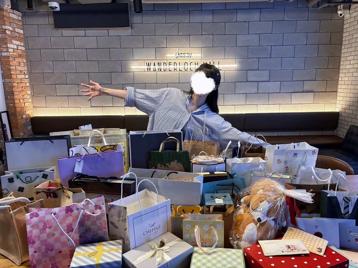 잊지 못할 추억이 또 생겼어요🥹❤️‍🔥
과즙이들 기다려줘서 너무너무너무 고마워요
다음번에 더 많은 과즙이들이랑 만날 수 있도록 할 거예요!!!!!
사진 엄청 많이 찍었는데 차차 커밍쑨
후기도 조만간 방송켜겠습니다
할말 엄청 많은데~~~~~ 🍬해요