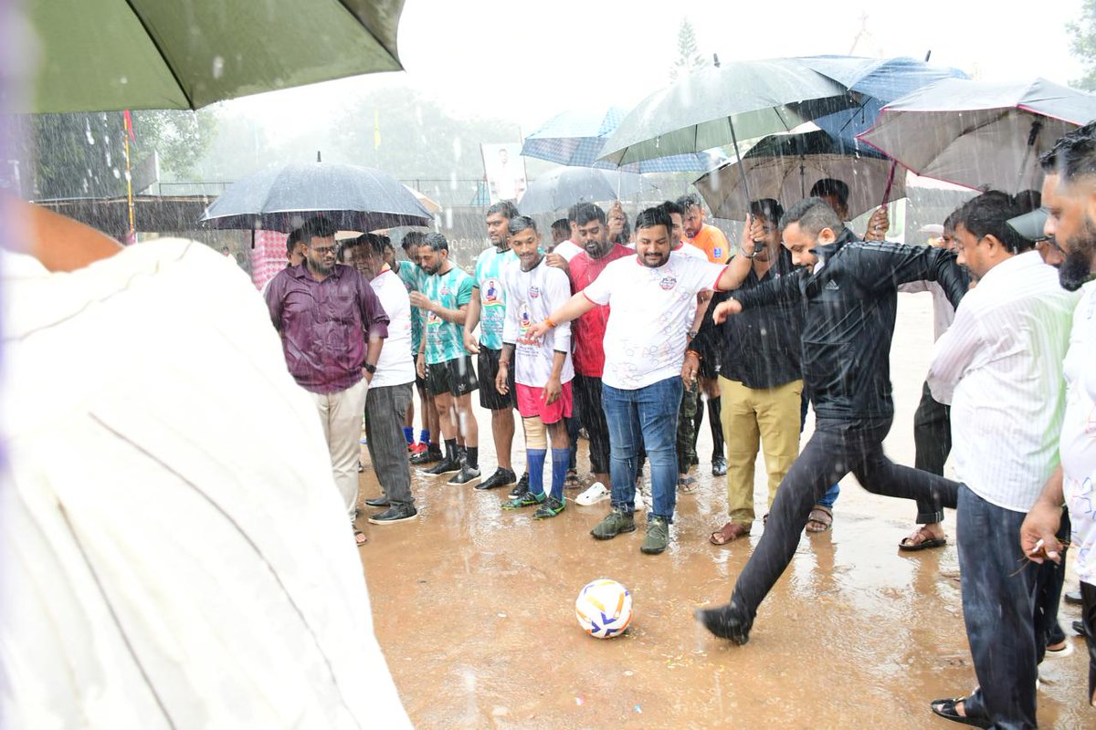 singhavaneesh's tweet image. वर्सोवा के युवाओं के उत्साह और खेल भावना को सलाम,
29 सितंबर को होने वाले फुटबॉल मैच के फाइनल में सभी को शुभकामनाएं!

#KoliCommunity #Football #Sports #YouthEmpowerment #Versova #Mumbai #LeadershipForChange #CommunityFirst #MumbaiCongress