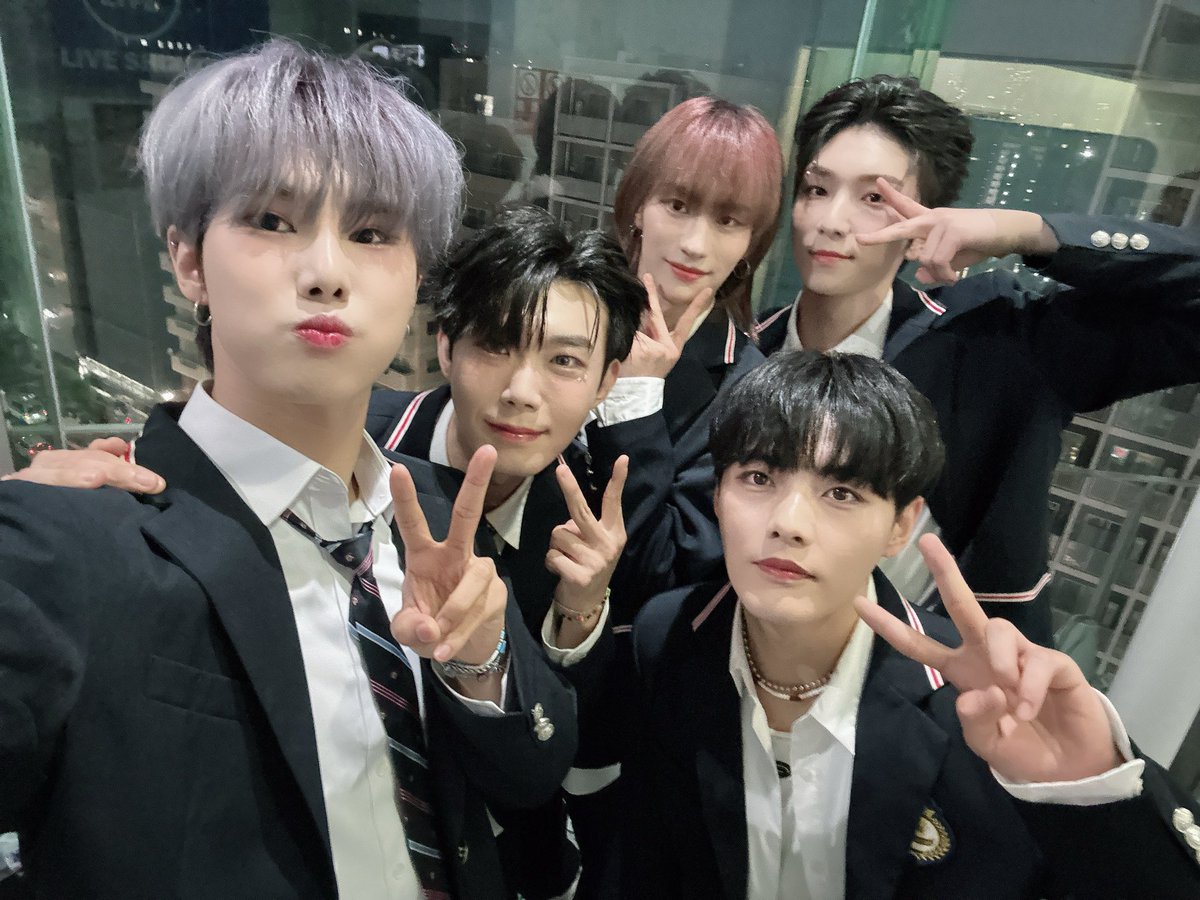apex5_official's tweet photo. 오늘 공연도 너무 재밌었습니다❤
항상 곁에 있어주셔서 감사합니다🙏🏻
내일 8시 공연도 기대해주세요‼️

#에이펙스 #APEX #エーペックス 
#시류 #민규
#조하 #케이데이
#겸 https://t.co/tsBQNDBuY1