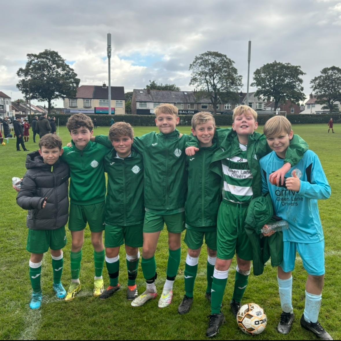 After a difficult start to the season the kids didn’t let their heads drop and deservedly got their first win this morning. Great to see #uptheharps 💚