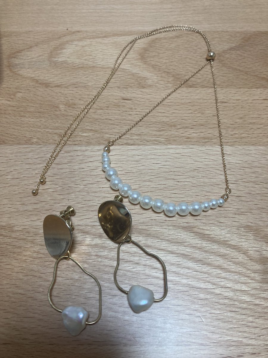 Katosan_btyk's tweet photo. しまむら購入品②

パールのネックレス

いや、理想のネックレス見つかって嬉しすぎてパケの写真撮る前に開封してた。
パールの量、チェーンの細さ、全てが求めてたそのままで感動した。
 #hareiro ってブランドのやつらしい。
長さ調節もスライド式で簡単なので不器用な私にぴったりでした。 https://t.co/sbJ7JVRGOS