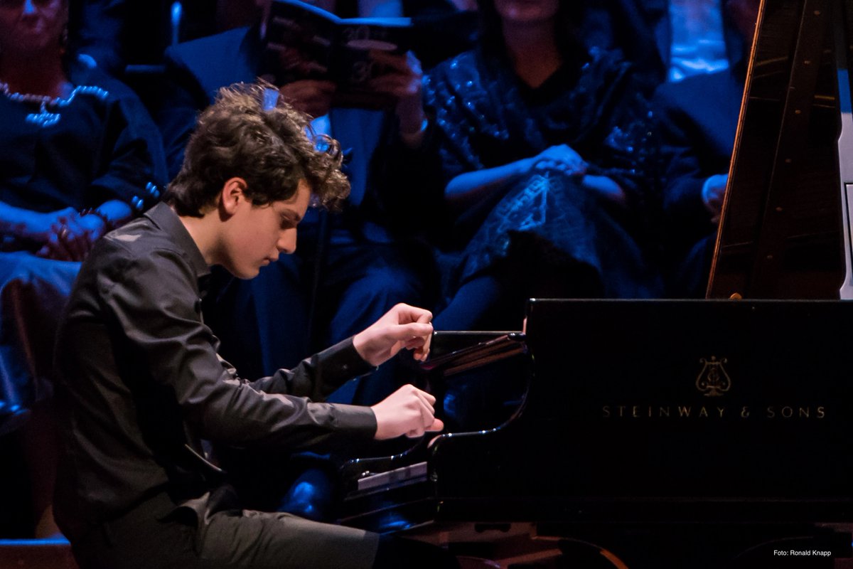 Laatste  kans om VANAVOND (28/9) pianist <a href="/AidanMikdad/">AidanMikdad</a> LIVE mee te maken in de  EC. Hij speelt een meeslepende mix van pianostukken van  #beethoven, #scriabin &amp; #liszt. Het wordt een weergaloze avond, dus wees erbij! Bestel nog snel tickets: t.ly/CxsJd