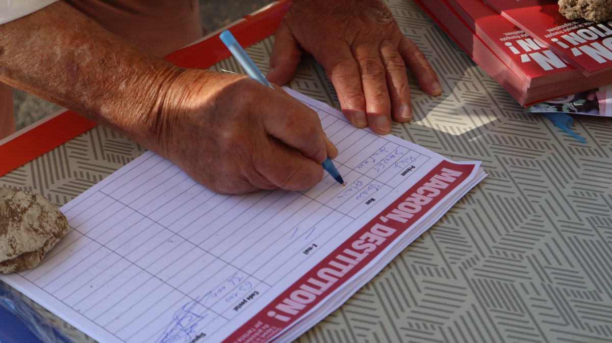 Sylv20CARRIERE's tweet photo. « Il ne respecte pas le résultat des urnes, il doit partir ! »

Ce matin, au marché des Arceaux pour faire signer la pétition #MacronDestitution

✍️ https://t.co/vZvCBv2NZK https://t.co/i9XEim92bq