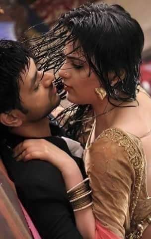 kavithayini4's tweet image. இதமாய் இதழ்களை 
சுவைத்துவிட்டு 
போதவில்லை 
இன்னும் வேண்டுமென 
இறுக்கமாய் 
அணைத்து 
நெருக்கத்தில்
நீவிடும் 
மூச்சுக்காற்றின் 
கதகதப்பில் 
இன்னுமென்ன 
பேச சொல்கிறாய் 
மௌனமாய் 
உன்னில் 
தொலைவதன்றி🦋