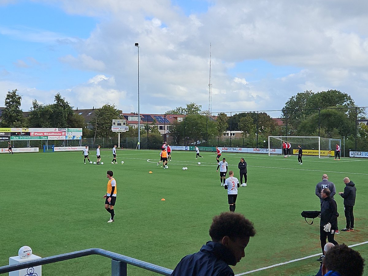 VVIJV's tweet photo. #DEMIJS | IJsselmeervogels is nog bezig met de warming-up. 14:45 aftrappen zal niet gehaald worden. https://t.co/laEel6gVoq
