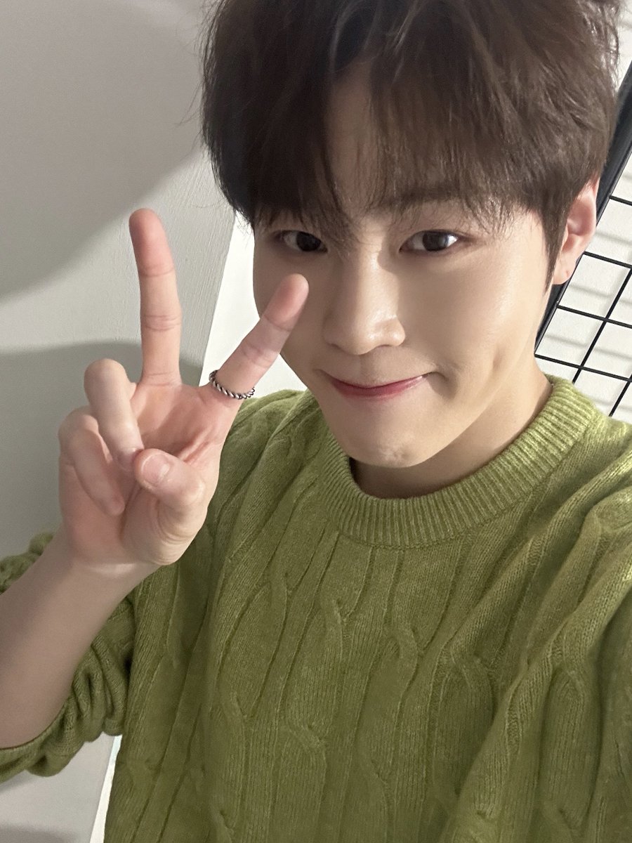 [#하성운] 📸

240928 POLAROID EVENT 완료👥

알잘딱깔센으로 하늘을 행복하게 해준 성운이가 너무 기특해요🫳🫳 저녁 꼭 먹고 조심히 돌아가요💝

#HASUNGWOON #Blessed