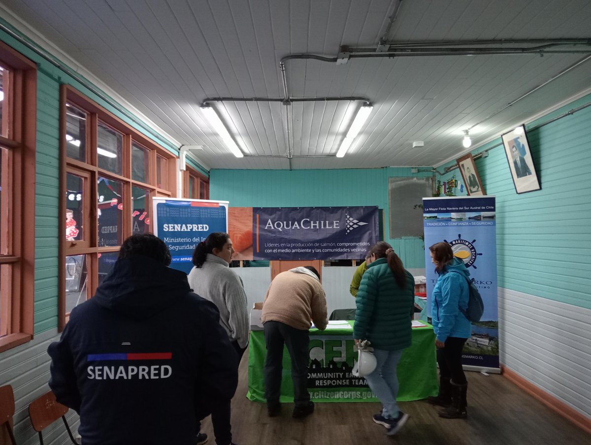 Senapred's tweet photo. Equipo regional de #SENAPREDLosLagos, junto al director comunal de #GRD de la comuna de #Castro, comienzan con capacitación del Curso #CERT en la Isla #Quehui, ubicada en Provincia de #Chiloé.
Esta instancia se desarrolla en el marco del acuerdo asociativo público-privado entre #SENAPRED, Transmarko y AquaChile.